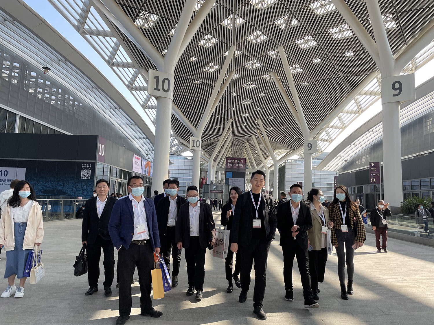 2023年法蘭克福汽配展天津運營中心繁落信息技術(shù)參展人員合影